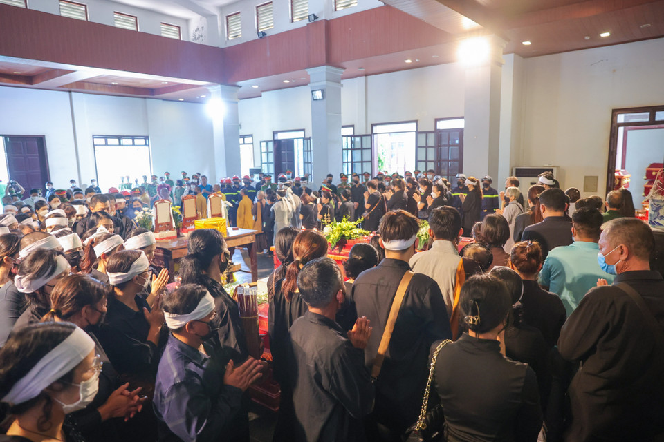 Đúng 9 giờ, người dân và đồng đội tiến hành làm lễ tiễn đưa các chiến sỹ công an về nhà riêng lần cuối. (Ảnh: PV/Vietnam+) 