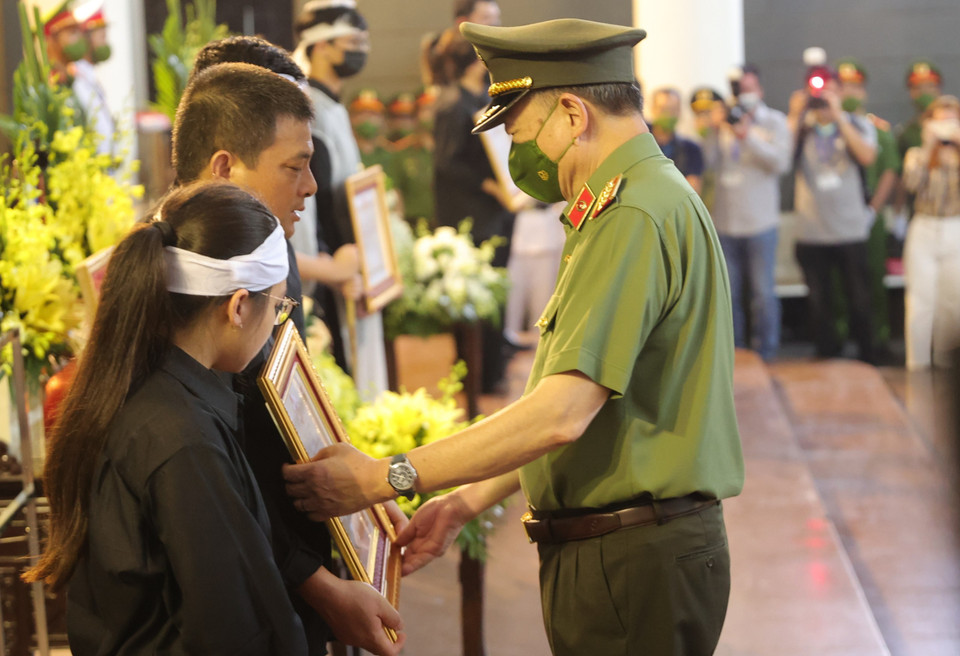 Đại tướng Tô Lâm thay mặt lãnh đạo Đảng, Nhà nước trao Bằng Tổ quốc ghi công cho đại diện gia đình 3 liệt sỹ. (Ảnh: Hoài Nam/Vietnam+)