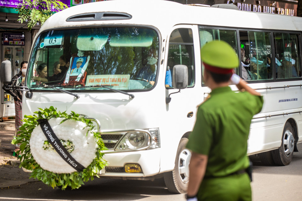 Di hài chiến sỹ Nguyễn Đình Phúc được đưa về qua nhà riêng ở Nghĩa Tân (quận Cầu Giấy, Hà Nội). (Ảnh: PV/Vietnam+)