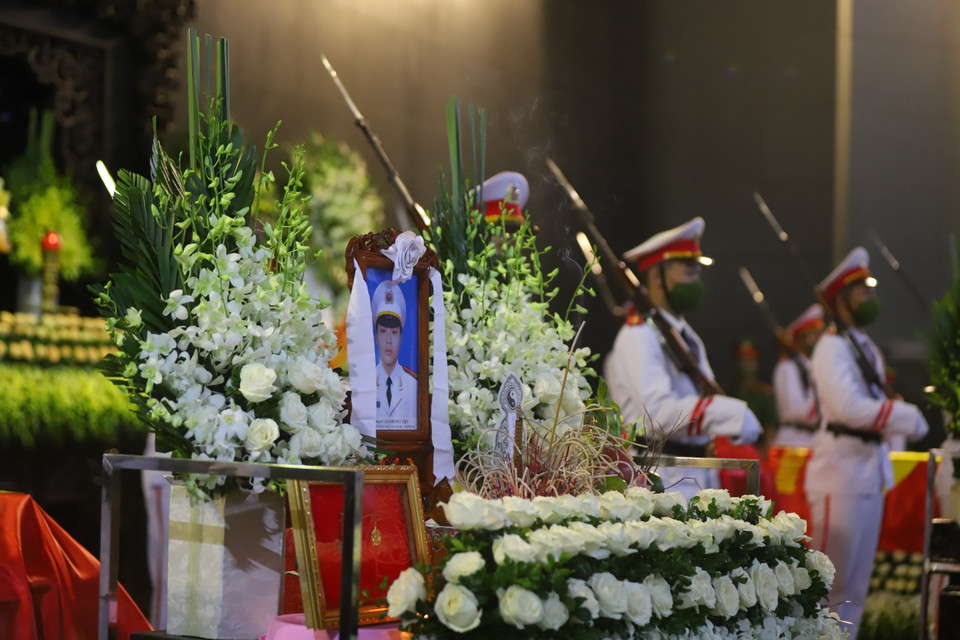 Chủ tịch Ủy ban Nhân dân thành phố Hà Nội Trần Sỹ Thanh đã quyết định truy tặng Bằng khen cho 3 liệt sỹ. (Ảnh: Hoài Nam/Vietnam+)