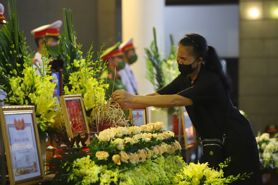 Người thân đến thắp cho các anh những nén nhang thơm với niềm tiếc thương vô hạn. (Ảnh: Hoài Nam/Vietnam+)