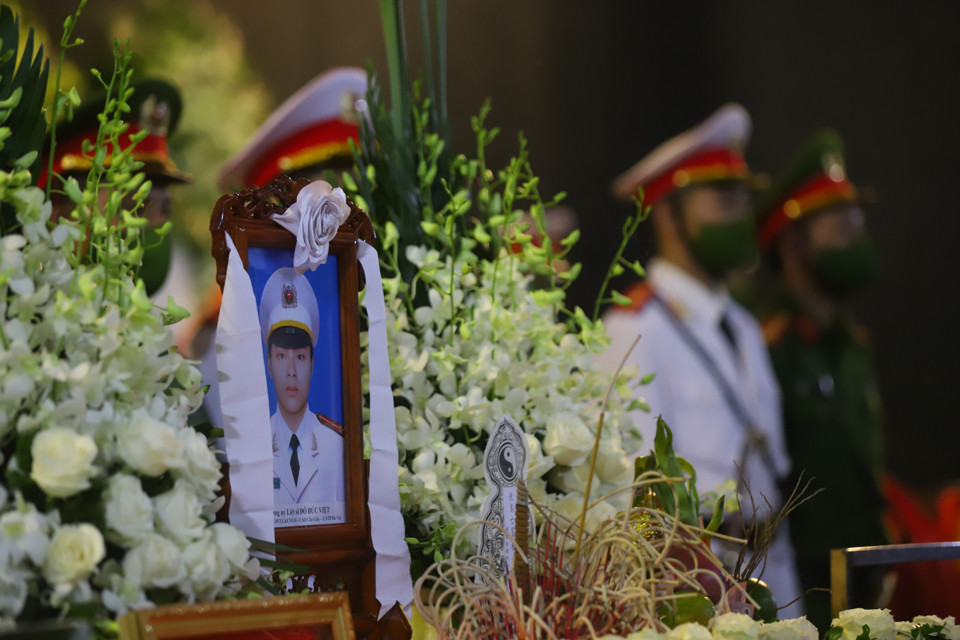 Bí thư Thường trực Trung ương Đoàn Thanh niên Cộng sản Hồ Chí Minh cũng đã ký quyết định truy tặng Huy hiệu 'Tuổi trẻ dũng cảm' cho Thượng úy Đỗ Đức Việt và Hạ sĩ Nguyễn Đình Phúc. (Ảnh: Hoài Nam/Vietnam+)