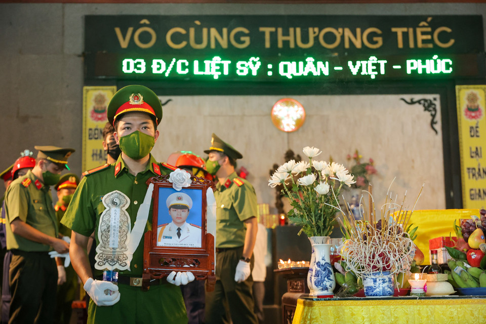 Các đồng đội đã đưa di ảnh và thi hài các anh về qua nhà riêng rồi di chuyển đến Nhà tang lễ quốc gia. (Ảnh: PV/Vietnam+)