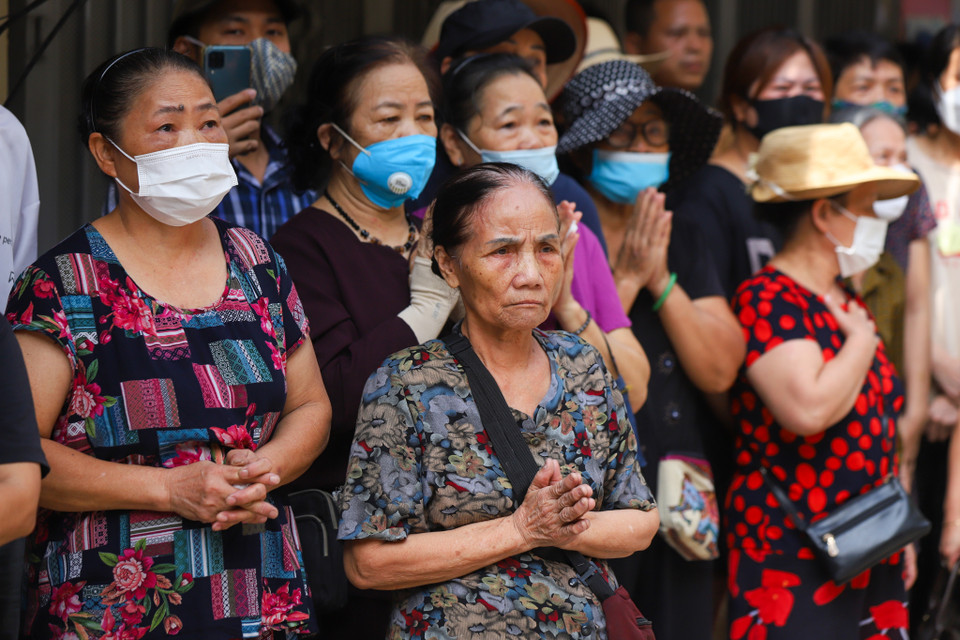 Rất đông bạn bè, hàng xóm đã tới trước cửa nhà để tiễn đưa anh về nơi an nghỉ cuối cùng. (Ảnh: PV/Vietnam+)