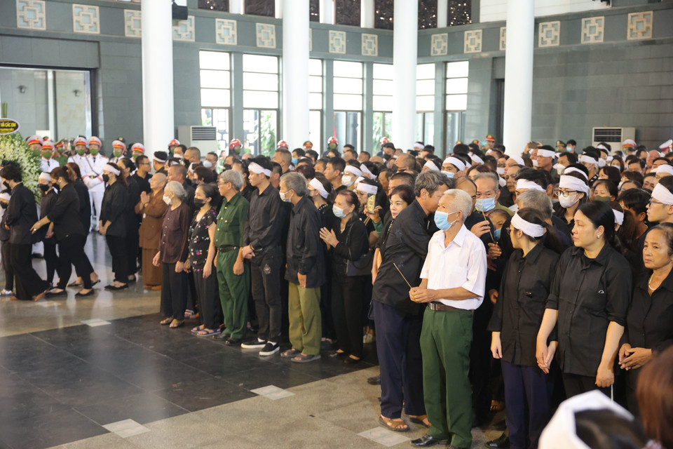 Chiều 5/8, Đảng ủy và lãnh đạo Công an thành phố Hà Nội đã tổ chức trọng thể lễ tang theo nghi thức của lực lượng Công an Nhân dân cho Thượng tá Đặng Anh Quân (Đội trưởng), Thượng úy Đỗ Đức Việt và Hạ sỹ Nguyễn Đình Phúc, Đội Phòng cháy chữa cháy và Cứu hộ cứu nạn, Công an quận Cầu Giấy. (Ảnh: Hoài Nam/Vietnam+)