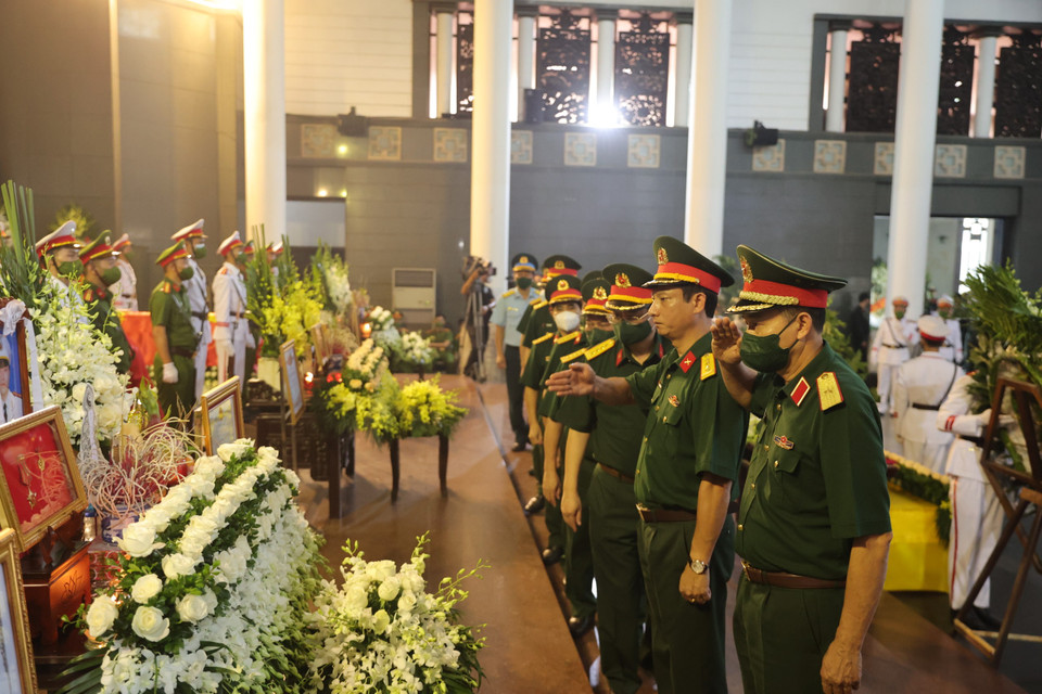 Đoàn Bộ Quốc phòng và Bộ Tổng Tham mưu QĐND Việt Nam do Trung tướng Nguyễn Trọng Bình, Phó Tổng Tham mưu trưởng QĐND Việt Nam làm Trưởng đoàn vào viếng.