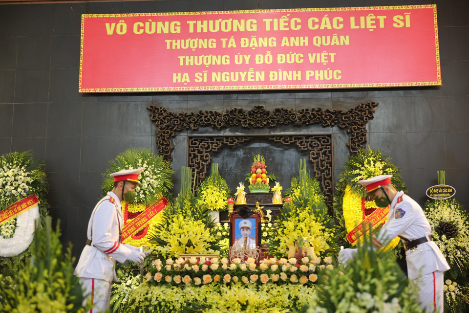 Tại Nhà tang lễ số 5 Trần Thánh Tông, đông đảo thân nhân, đồng đội, đồng nghiệp và người dân đã có mặt để chờ viếng, tiễn đưa các liệt sĩ. Giữa Lễ đài trang trọng là tấm biển mang dòng chữ: 'Vô cùng thương tiếc các liệt sĩ: Thượng tá Đặng Anh Quân, Thượng úy Đỗ Đức Việt, Hạ sĩ Nguyễn Đình Phúc.' (Ảnh: Hoài Nam/Vietnam+)