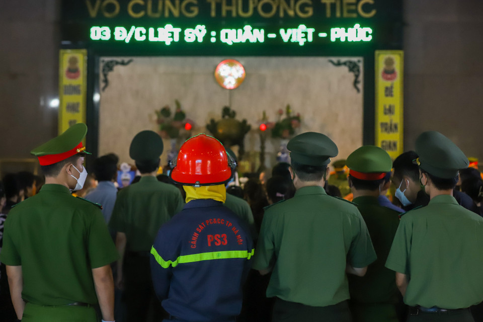 Tang lễ diễn ra từ 7 giờ 30 tới 9 giờ, sau đó di hài 3 liệt sỹ sẽ được đưa qua nhà riêng rồi di chuyển đến Nhà tang lễ quốc gia (số 5 Trần Thánh Tông, Hà Nội). (Ảnh: PV/Vietnam+)