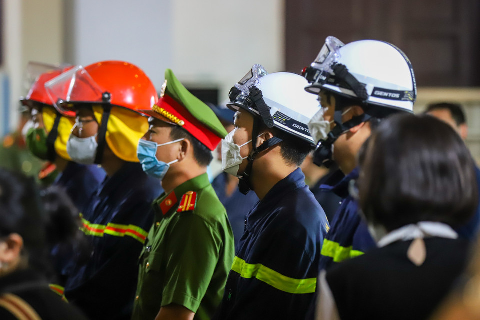 Trước đó, vào chiều 3/8, Công an thành phố Hà Nội đã phát đi tin buồn đồng thời thông báo ngày tổ chức tang lễ cho 3 cán bộ, chiến sỹ của Đội Cảnh sát Phòng cháy chữa cháy và cứu hộ cứu nạn Công an quận Cầu Giấy (Hà Nội). (Ảnh: PV/Vietnam+)