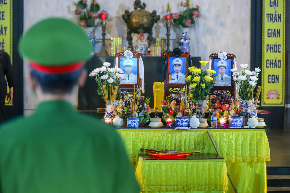 Ngay từ sớm, rất đông người thân và đồng đội đã có mặt để làm lễ cầu siêu cho các anh. (Ảnh: PV/Vietnam+)