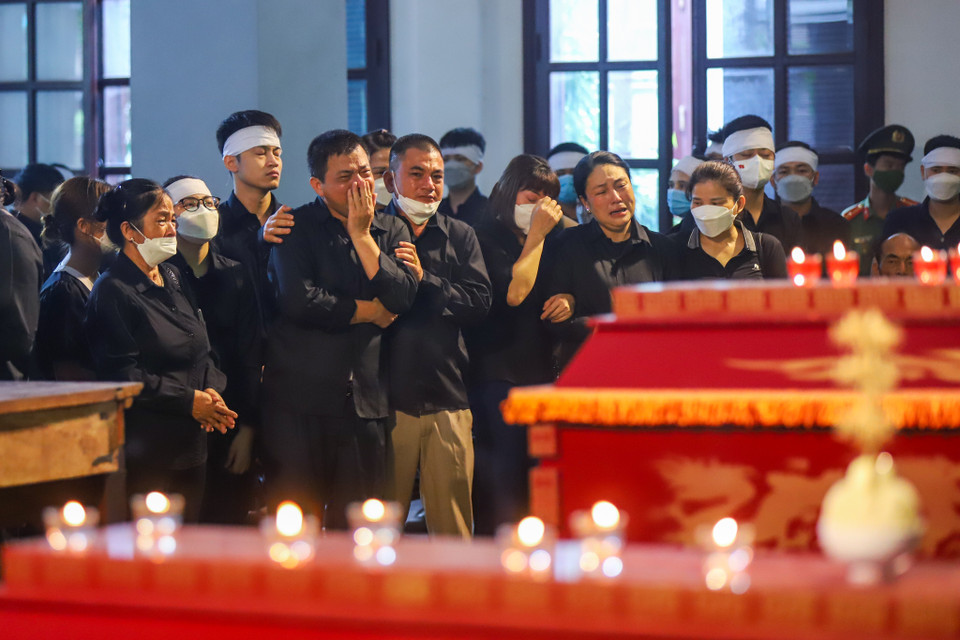 Người thân không cầm được nước mắt khi chứng kiến người con, người chồng, người cha, người em mình đã ra đi mãi mãi. (Ảnh: PV/Vietnam+)