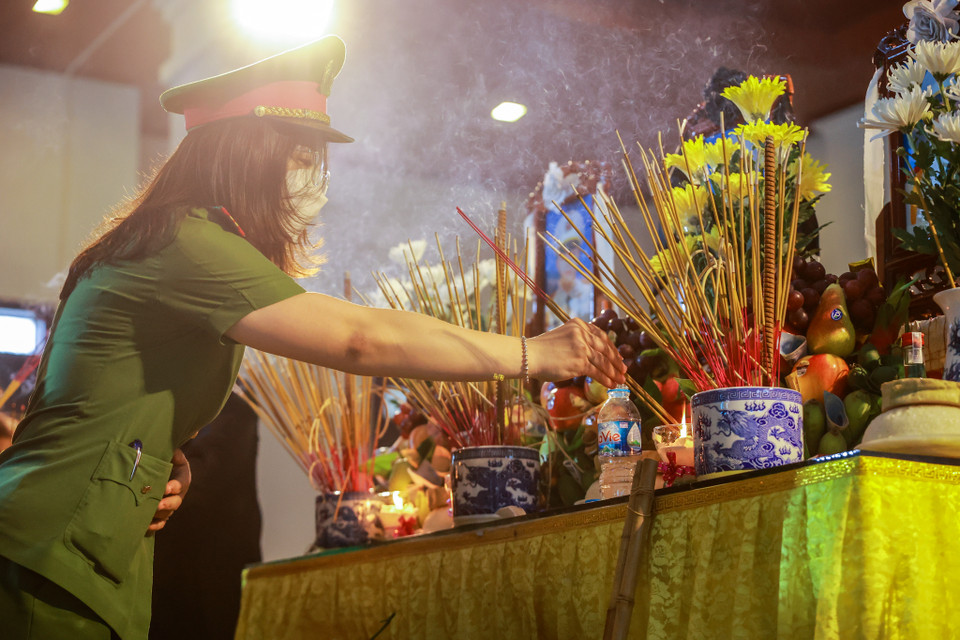 Rất nhiều đồng đội bật khóc trước lĩnh cữu các anh. (Ảnh: PV/Vietnam+)