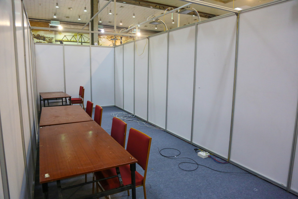 Một số phòng đã được lắp đặt bàn ghế và đường truyền internet. IMC được kỳ vọng khi hoàn thiện sẽ là trung tâm truyền thông hiện đại, đẹp mắt. (Ảnh: Minh Sơn/Vietnam+)