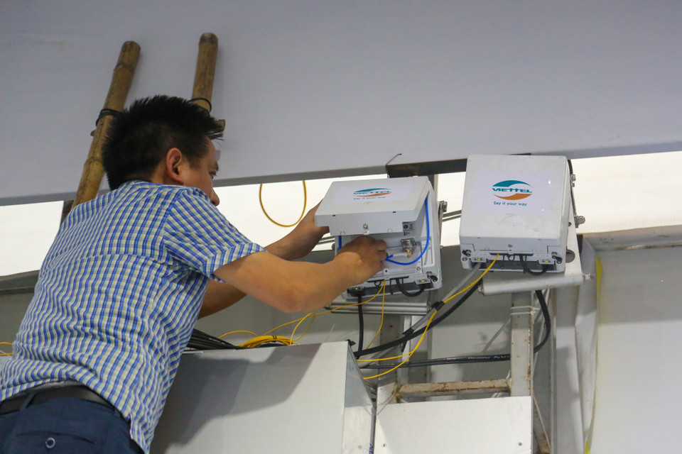 Hiện, VNPT và Viettel là các đơn vị phụ trách về đường truyền viễn thông quốc tế cũng như mạng Internet phục vụ phóng viên tới tác nghiệp tại IMC đang lắp đặt các thiết bị, đi dây để cung cấp đường truyền tốt nhất cho hàng nghìn phóng viên có thể tác nghiệp thuận lợi. Đặc biệt, đây cũng là nơi cung cấp tín hiệu của truyền hình chủ nhà (VTV) cho các đối tác đưa tin về sự kiện. (Ảnh: Minh Sơn/Vietnam+)