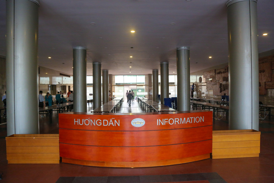 Sảnh khu nhà chính (nhà A) tại Cung Việt Xô được đặt bàn thông tin để hướng dẫn các cơ quan báo chí đến đưa tin tác nghiệp. (Ảnh: Minh Sơn/Vietnam+)