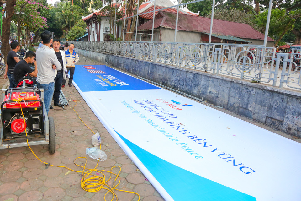 Đến chiều 21/2, Trung tâm Báo chí Quốc tế đang gấp rút hoàn thiện những khâu cuối cùng để phục vụ hàng nghìn phóng viên trong nước và quốc tế tới tác nghiệp, đưa tin. (Ảnh: Minh Sơn/Vietnam+)