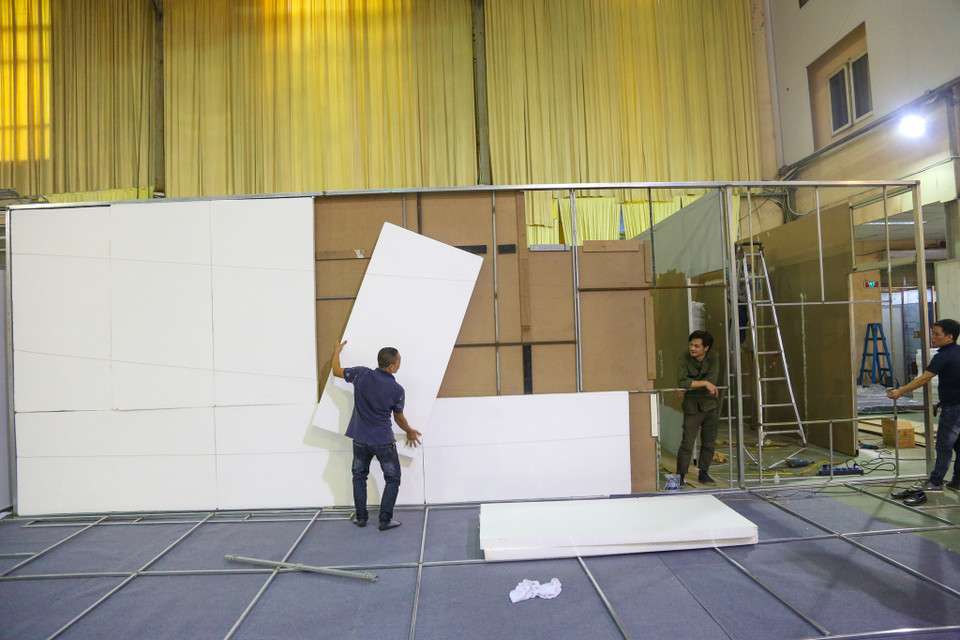 Trung tâm Báo chí Quốc tế đang gấp rút lắp đặt các khu làm việc riêng cho các hãng thông tấn lớn, dự kiến khoảng 18 phòng to rộng 22 mét vuông và 18 phòng nhỏ rộng 6m2. (Ảnh: Minh Sơn/Vietnam+)