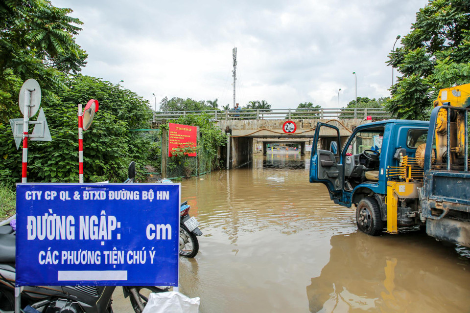 Một số hầm chui trên trục Đại lộ Thăng Long bị ngập khiến lực lượng thoát nước Hà Nội phải chặn biển cảnh báo các phương tiện giao thông. (Ảnh: Minh Sơn/Vietnam+)