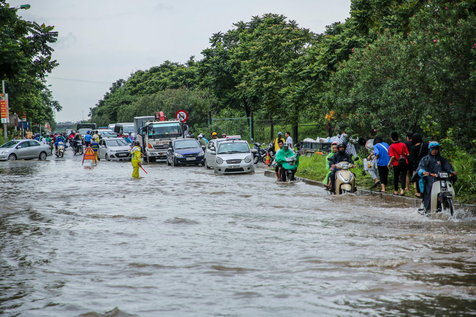Theo người dân tại đây, khu vực này nằm ở vùng trũng, lượng mưa lại quá lớn khiến nước không thoát kịp. (Ảnh: Minh Sơn/Vietnam+)