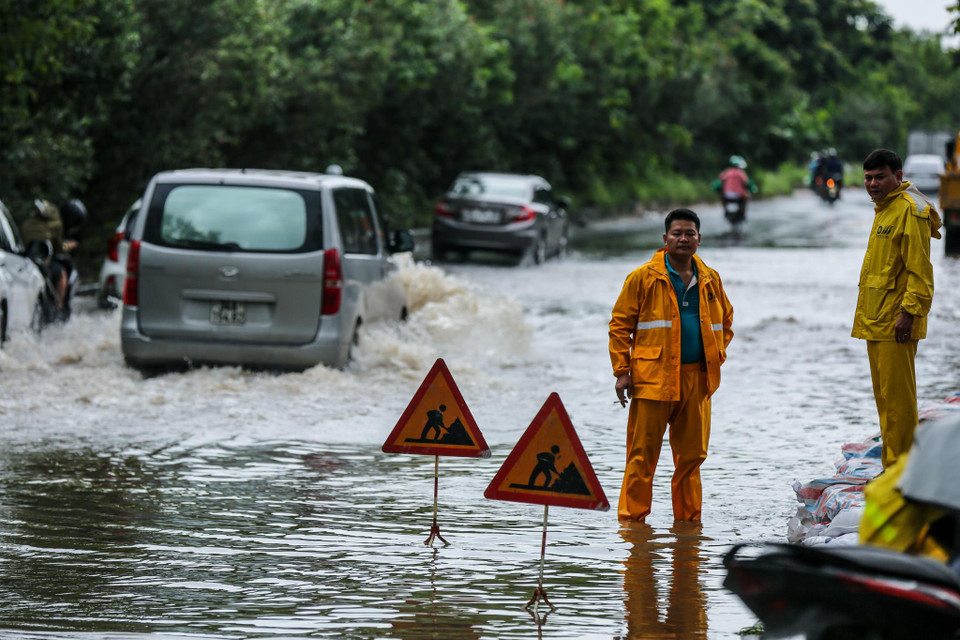 Công ty Thoát nước Hà Nội đã huy động lực lượng cứu hộ túc trực tại các cống xả để tiêu thoát nước nhanh. (Ảnh: Minh Sơn/Vietnam+)