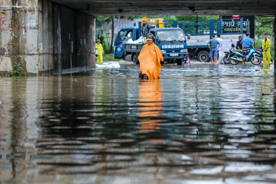 Các hầm chui dân sinh trên tuyến Đại lộ Thăng Long thường xuyên bị ngập là do thiết kế thấp hơn 50-80cm so với độ cao trung bình của tuyến đường gom. Khi mưa lớn nước không thể tiêu thoát dẫn đến tình trạng ngập úng. (Ảnh: Minh Sơn/Vietnam+)