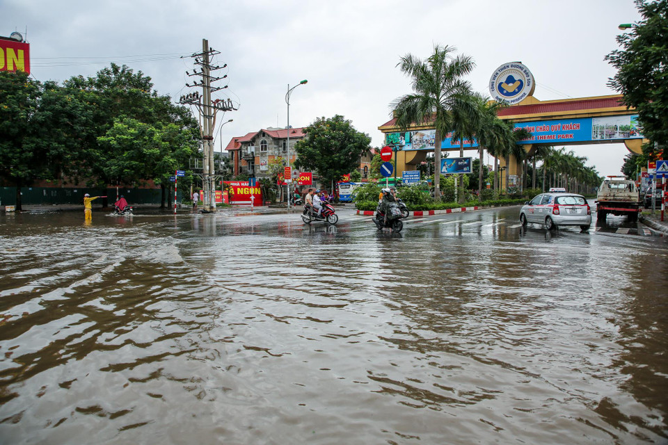 Do ảnh hưởng của cơn bão số 3, Hà Nội mưa lớn liên tục trong 3 ngày mùng 2 - 4/8. Nhiều khu vực tại Hà Nội xảy ra tình trạng ngập sâu. (Ảnh: Minh Sơn/Vietnam+)