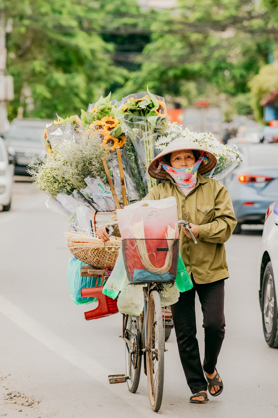 Loài hoa này được bày bán ở ven đường hay trên những chiếc xe đạp của những người bán hàng rong. (Ảnh: PV/Vietnam+)