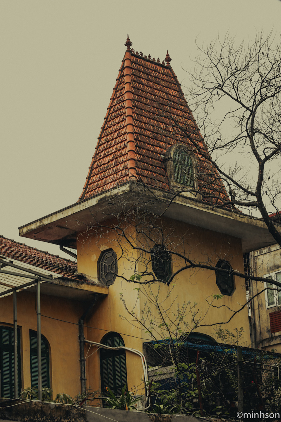 Nhiều căn nhà có từ thời Pháp thuộc vẫn lặng lẽ trường tồn với sự đổi thay của Hà Nội. Những ngôi nhà xưa kia là điểm nhấn của khu phố với mái ngói đỏ, tường vàng tươi, cửa sổ gỗ sơn xanh bóng. (Ảnh: Minh Sơn/Vietnam+)