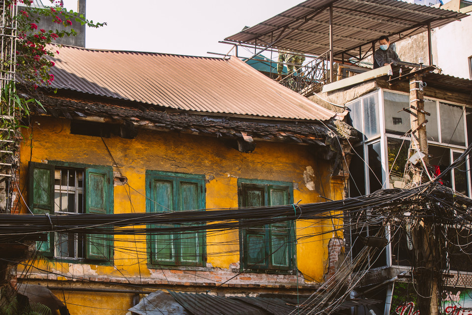 Những địa điểm cổ kính còn là nơi để các bạn trẻ rủ nhau đến chụp ảnh. (Ảnh: Minh Sơn/Vietnam+)