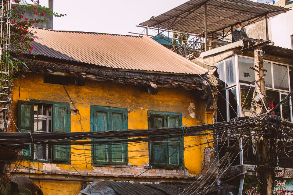 Những địa điểm cổ kính còn là nơi để các bạn trẻ rủ nhau đến chụp ảnh. (Ảnh: Minh Sơn/Vietnam+)