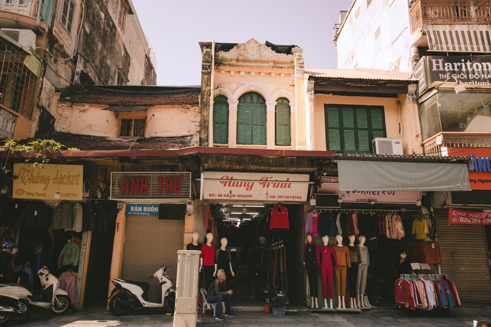 Những ngôi nhà nhuốm màu thời gian với lớp tường sơn cũ kĩ chẳng hiểu sao lại khiến cho người ta cảm thấy bình yên và thân thương mỗi khi đi qua. (Ảnh: Minh Sơn/Vietnam+)