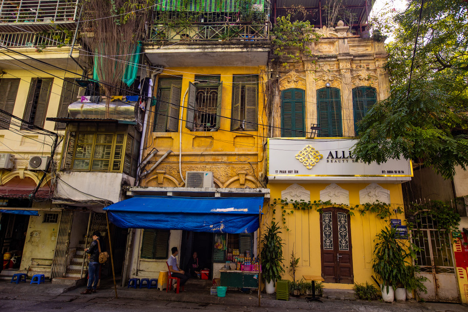 Những ngôi nhà với ban công gỉ sét bám bụi, cửa sổ gỗ bạc màu theo thời gian, bức tường nhạt màu, bong tróc,... luôn là một hình ảnh thân thương đến lạ. (Ảnh: Minh Sơn/Vietnam+)