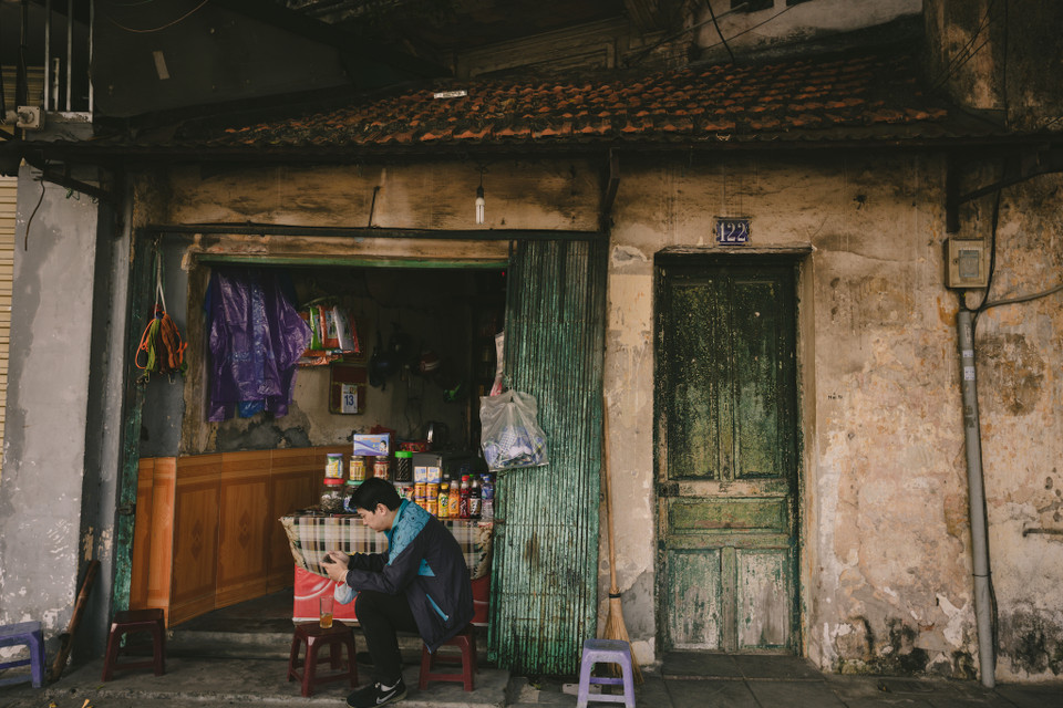 Nét cổ kính man mác buồn của những góc phố nép mình giữa lòng Hà Nội luôn mê hoặc bất cứ ai ghé qua. (Ảnh: Minh Sơn/Vietnam+)