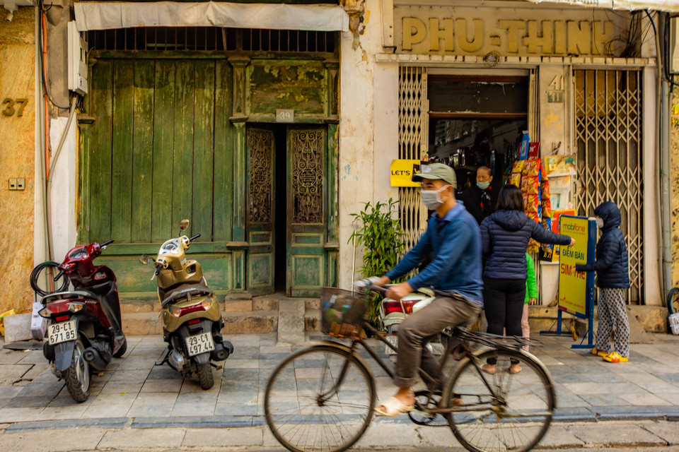 Những ngôi nhà với lối kiến trúc xưa cũ dù năm tháng đổi thay vẫn nằm đó như níu giữ những ký ức nhỏ nhoi còn sót lại của Hà Nội. (Ảnh: Minh Sơn/Vietnam+)