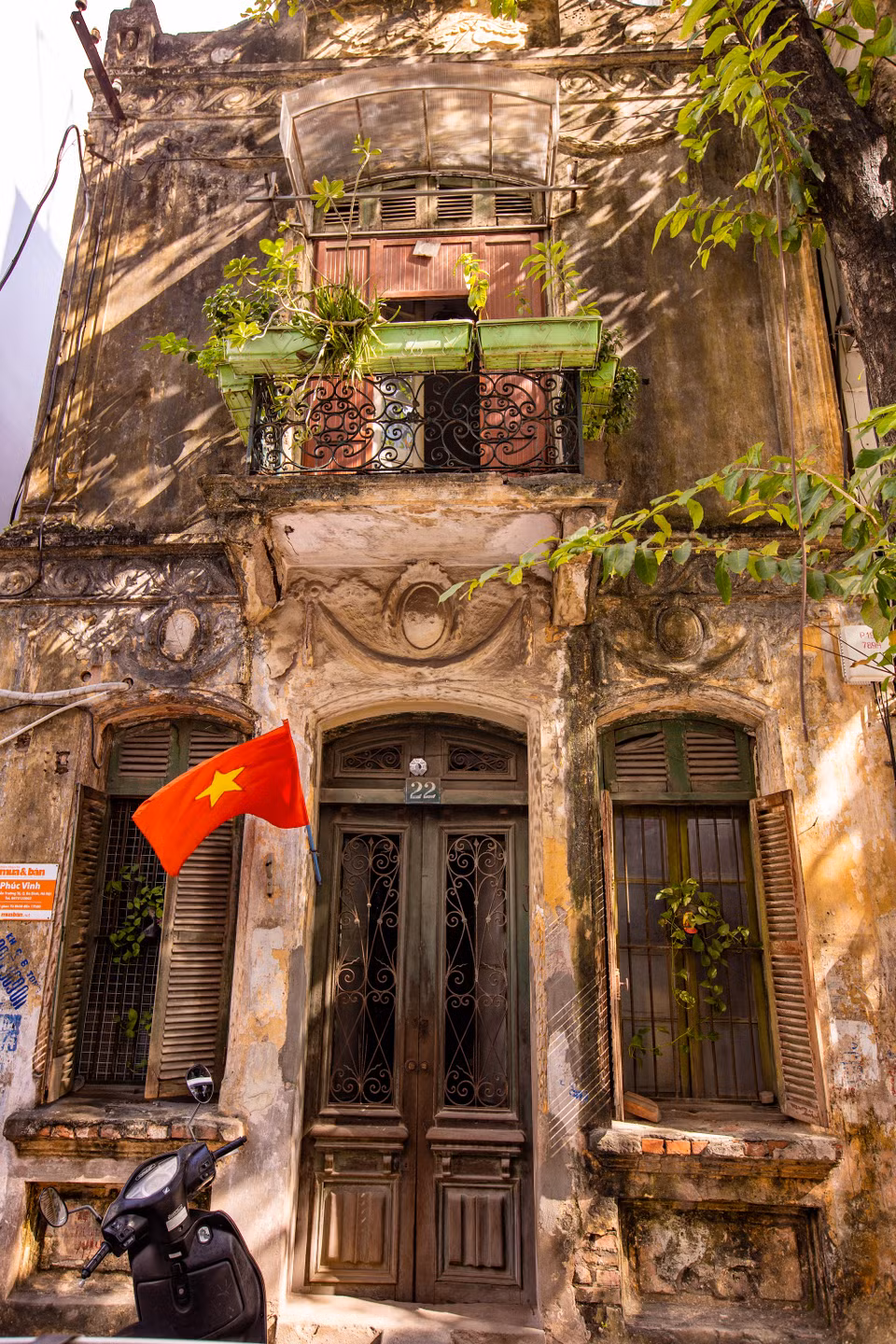 Giữa một Thủ đô đang vươn mình thay đổi nhanh chóng, hình ảnh những ngôi nhà cổ như một chút dư vị cũ kỹ, xa xưa được chắt lọc còn đọng lại. (Ảnh: Minh Sơn/Vietnam+)