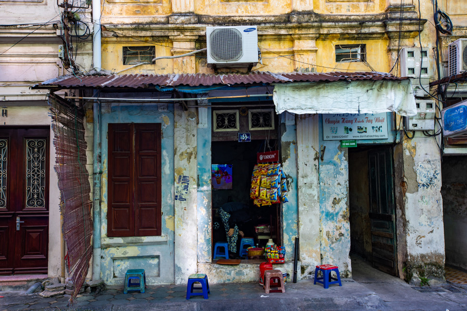 Ngôi nhà cũ kỹ với mảng tường bong tróc, bám rêu nay chỉ còn thấy ở những khu phố lâu đời trên đất Hà thành. (Ảnh: Minh Sơn/Vietnam+)