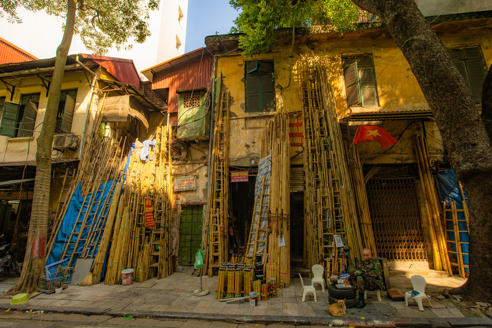 Thủ đô đang đổi mới từng ngày với những khu nhà cao tầng nhộn nhịp. Thế nhưng, Hà Nội vẫn còn đó những mái ngói, tường vàng đủ để người ta lặng đi mỗi khi nhớ về. (Ảnh: Minh Sơn/Vietnam+)