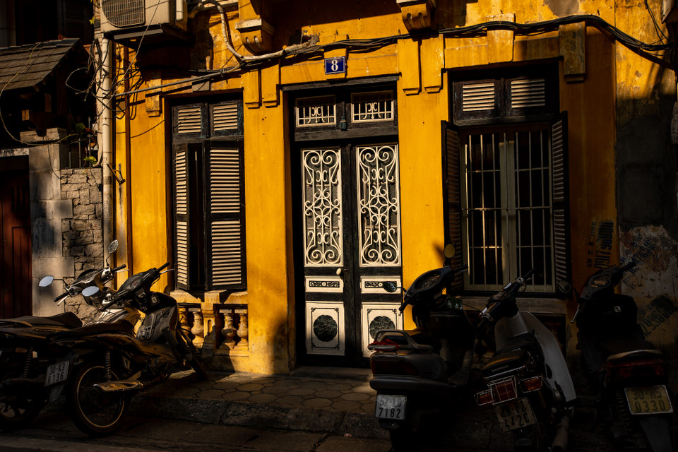 Hà Nội những ngày nắng đẹp, phố thị khoác lên mình màu áo vàng sặc sỡ, tuy nhiên vẫn còn phảng phất những nét yêu dấu, xưa cũ đầy thân thương, quen thuộc. (Ảnh: Minh Sơn/Vietnam+)