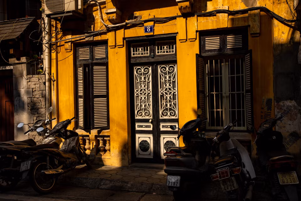 Hà Nội những ngày nắng đẹp, phố thị khoác lên mình màu áo vàng sặc sỡ, tuy nhiên vẫn còn phảng phất những nét yêu dấu, xưa cũ đầy thân thương, quen thuộc. (Ảnh: Minh Sơn/Vietnam+)