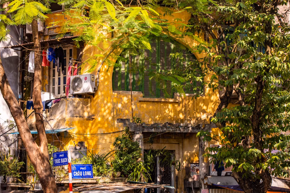 Ở Hà Nội có những chốn không dành cho những người vội vàng, ghé đến chút rồi đi bởi không gian của những nơi này đều sẵn sàng để du khách có thể đứng hàng giờ ngắm nghía. (Ảnh: Minh Sơn/Vietnam+)