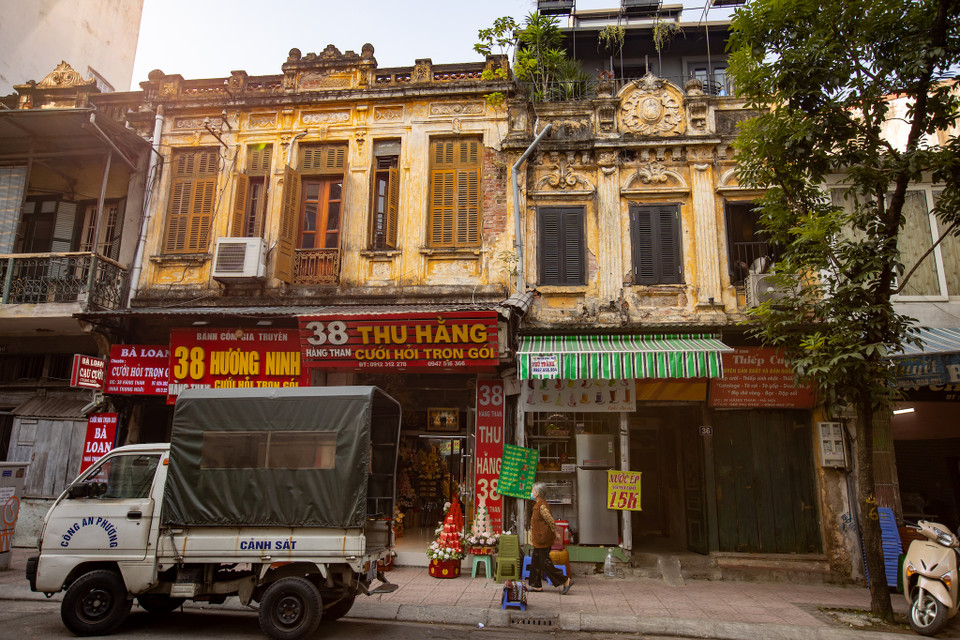 Nhiều ngôi nhà sờn cũ gần trăm tuổi với những ô cửa sổ sơn xanh đỏ với tường vàng trên phố Hàng Than. (Ảnh: Minh Sơn/Vietnam+)