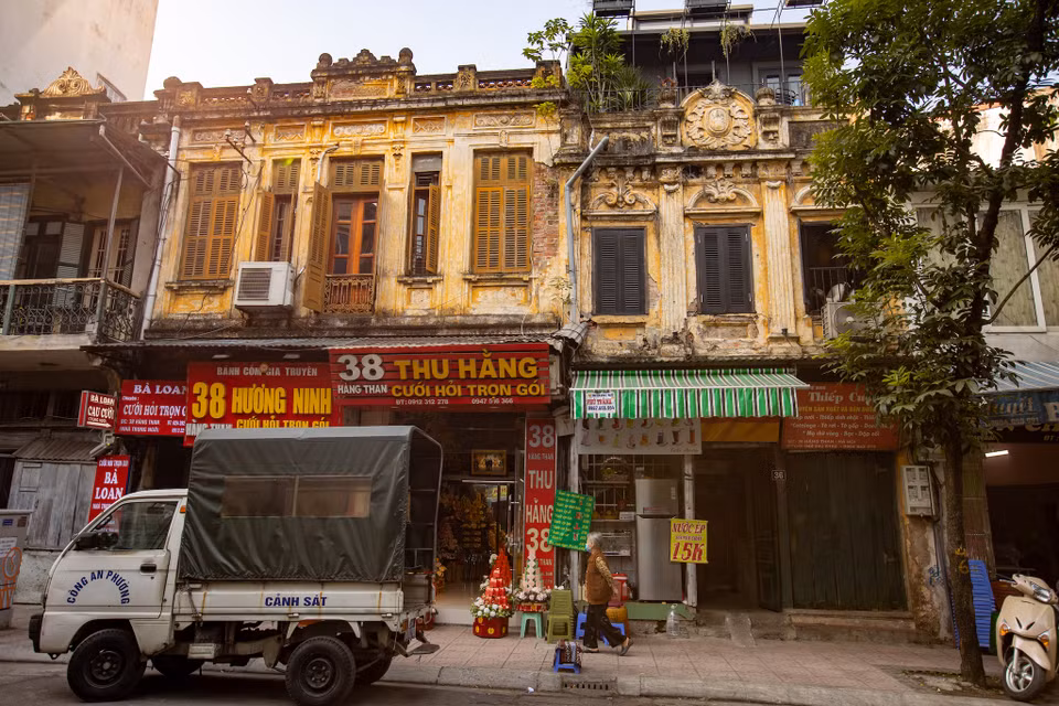 Nhiều ngôi nhà sờn cũ gần trăm tuổi với những ô cửa sổ sơn xanh đỏ với tường vàng trên phố Hàng Than. (Ảnh: Minh Sơn/Vietnam+)