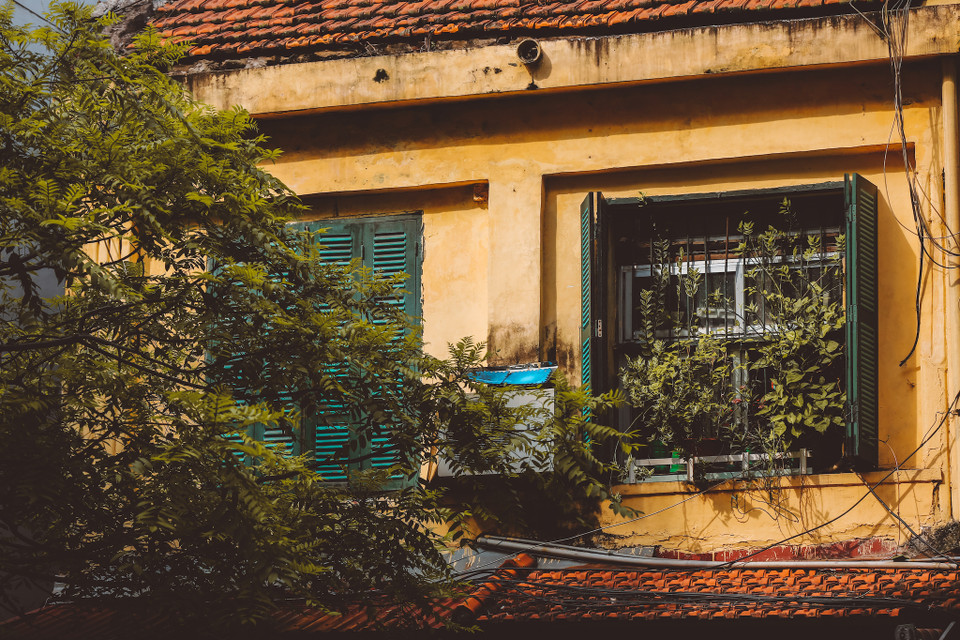 Vài người sẽ tiếc nuối vẻ đẹp hoài cổ này mới tìm đến để ghi lại những hình ảnh vội vã khi những ngôi nhà cổ này bị thay thế bởi các công trình mới. (Ảnh: Minh Sơn/Vietnam+)