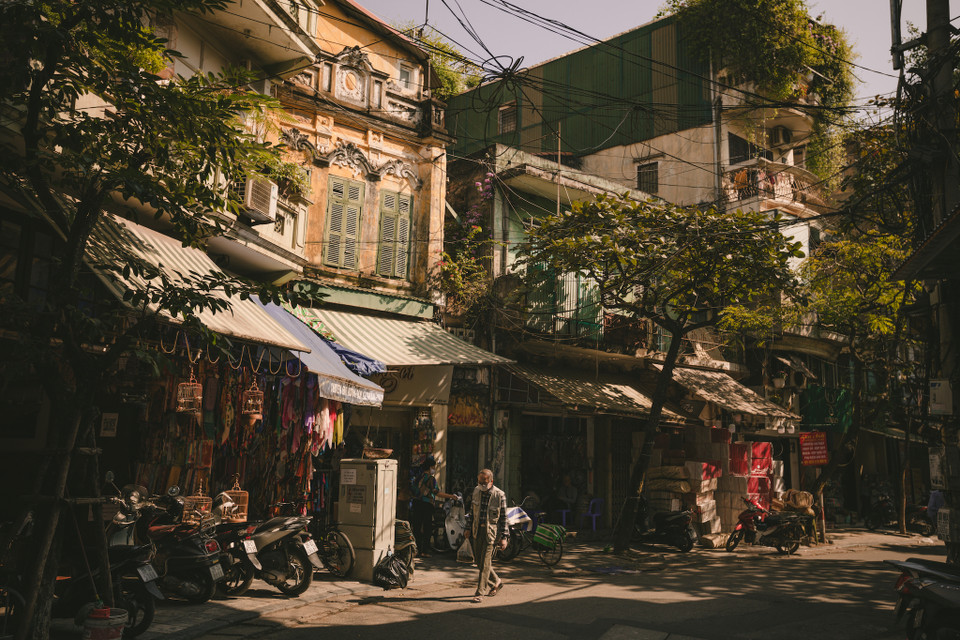 Tuy vậy một Hà Nội xưa cũ hoài cổ vẫn còn đó, thấp thoáng ẩn hiện qua một vài góc phố. (Ảnh: Minh Sơn/Vietnam+)