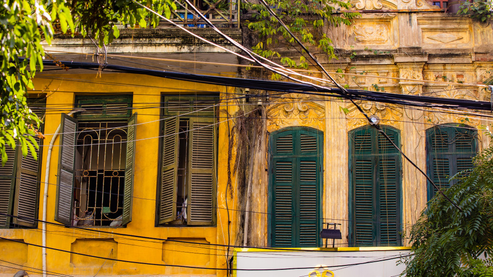 Những ngôi nhà cổ nép mình trong một góc phố nhỏ. (Ảnh: Minh Sơn/Vietnam+)