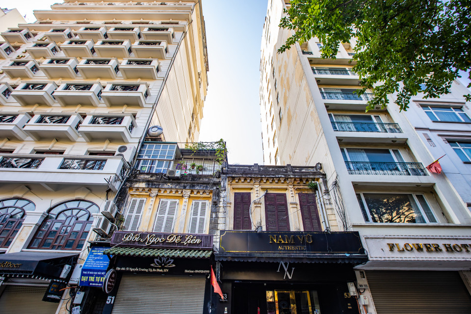 Những căn nhà cổ nép mình giữa hai tòa nhà cao tầng trên phố Nguyễn Trường Tộ. (Ảnh: Minh Sơn/Vietnam+)