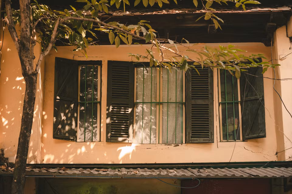 Những ngày nắng đầu Đông ở Hà Nội, căn nhà cũ trở nên đẹp đẽ, bình dị. (Ảnh: Minh Sơn/Vietnam+)