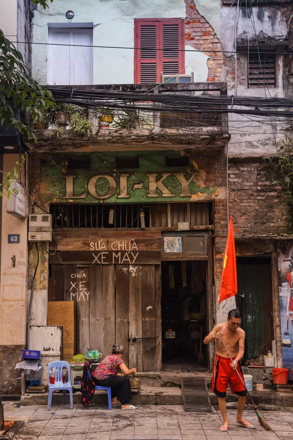 Hà Nội ở một góc phố nhỏ nào đó vẫn hiện lên nét bình yên, giản dị, con người sống chậm rãi, thảnh thơi giữa những bộn bề cuộc sống. (Ảnh: Minh Sơn/Vietnam+)
