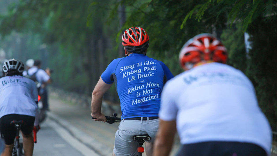 Với thông điệp in sau áo: ‘Sừng tê giác không phải là thuốc’, chương trình mong muốn người dân nâng cao nhận thức về loài tê giác. (Ảnh: Minh Sơn/Vietnam+)