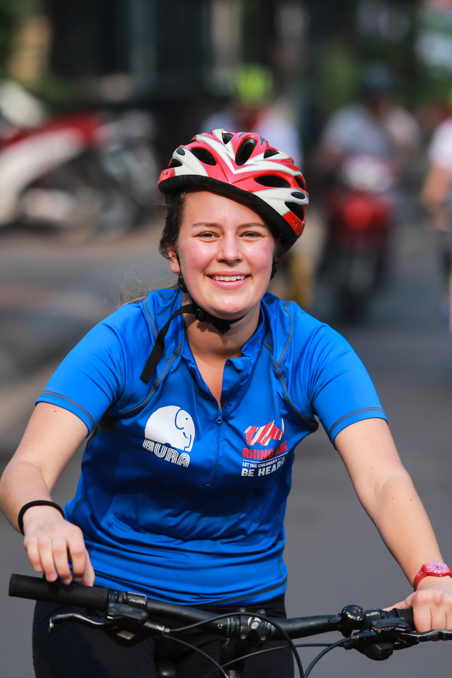 Emma Van Der Meulen, một trong những Đại sứ tê giác trẻ đến từ Hoa Kỳ cũng tham gia chương trình đạp xe đầy ý nghĩa này. (Ảnh: Minh Sơn/Vietnam+)